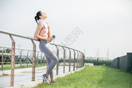 女性户外运动健身喝水图片