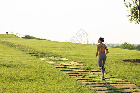 健身女性跑步冲刺背影女性户外跑步背影背景