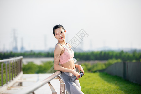 女性户外运动健身休息图片