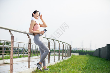 女性休息擦汗女性户外运动健身喝水背景