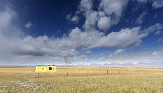 黄色小房子自然风光背景