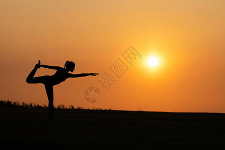 人物健身剪影瑜伽女性夕阳剪影背景