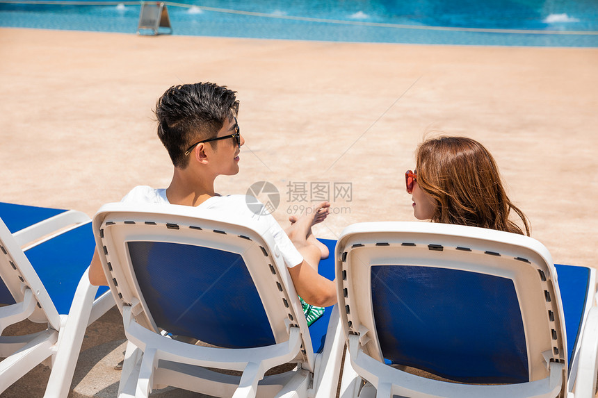 情侣沙滩椅晒太阳图片