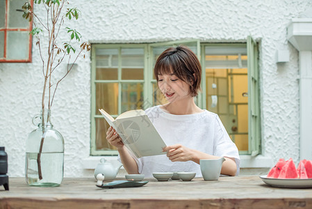 夏日傍晚短发美女人像背景