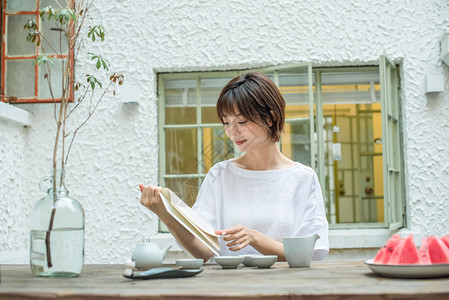 短发美女人像图片