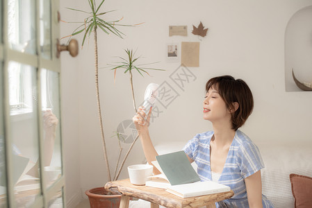 小清新电扇短发美女夏日居家背景