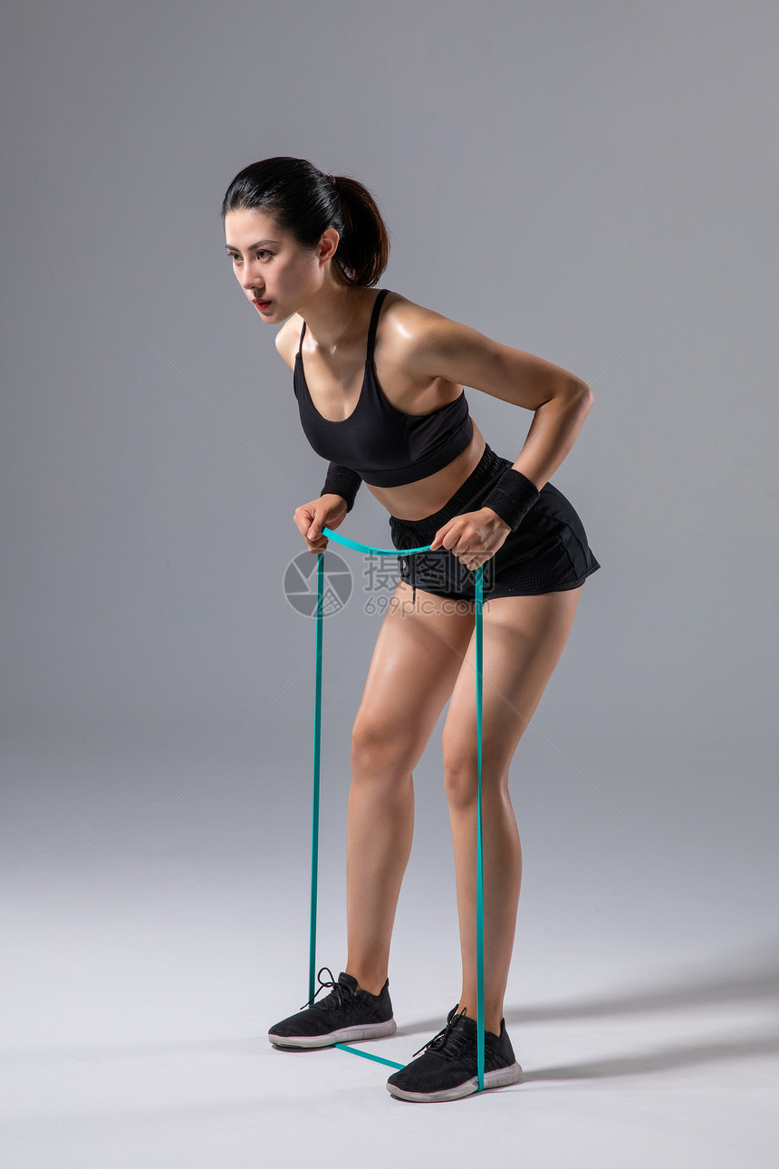 运动女性弹力绳健身图片