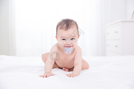 外国婴儿吃奶嘴图片