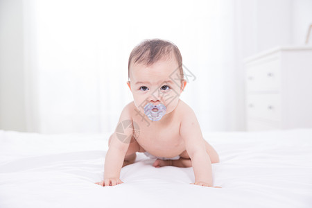 宝宝吃奶嘴外国婴儿吃奶嘴背景