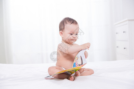 外国婴儿看书图片