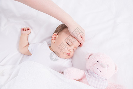 外国小孩睡觉母婴抚摸额头背景