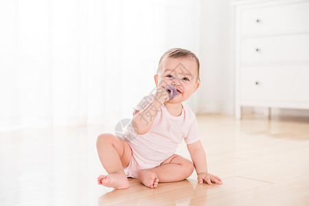 外国婴儿吃奶嘴背景图片