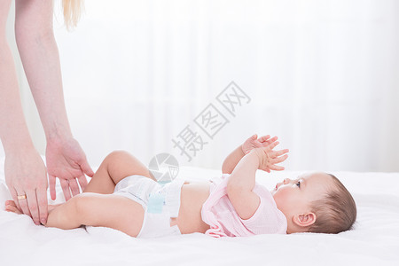 男肚子母婴换尿布背景