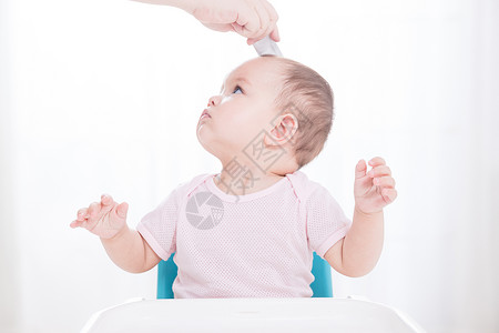 母婴梳头宝宝梳头高清图片