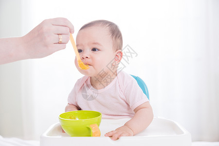 母婴喂辅食男吃东西高清图片