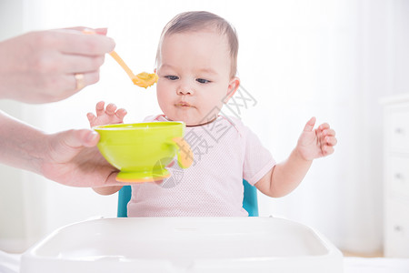 母婴喂辅食一个男婴高清图片