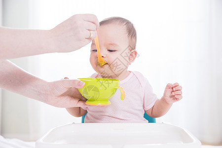 母婴喂辅食外国小孩吃饭高清图片