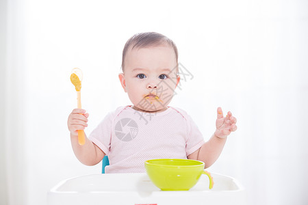 外国婴儿吃辅食图片