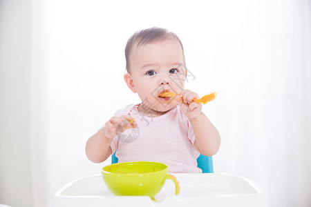 外国婴儿吃辅食高清图片