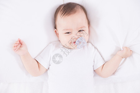 外国婴儿吃奶嘴背景图片