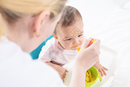 婴幼儿食品妈妈喂宝宝吃饭背景