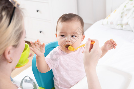 婴幼儿食品外国婴儿吃辅食背景