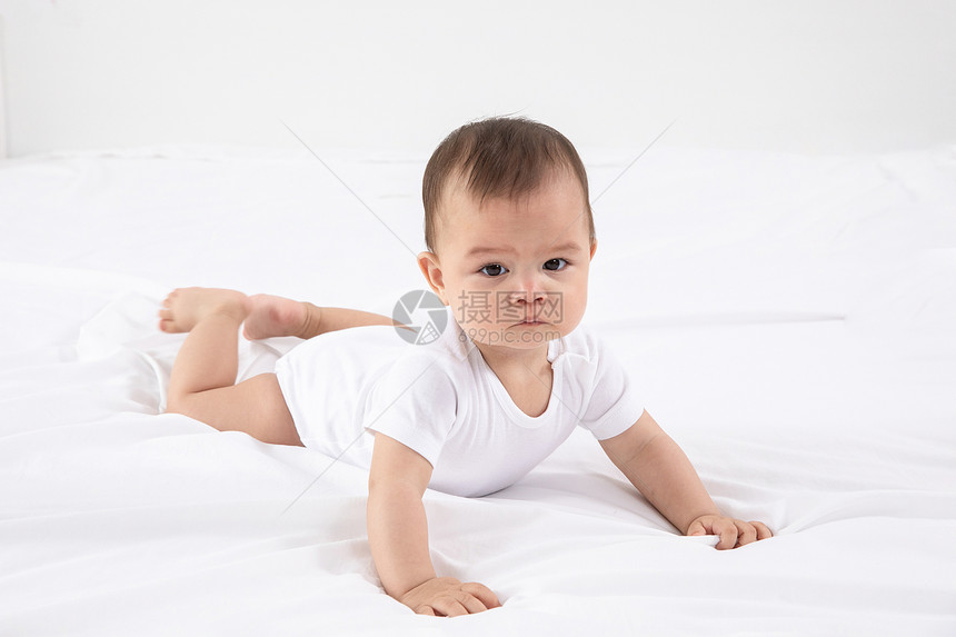 外国婴儿床上玩耍图片