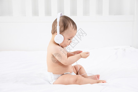 外国婴儿听音乐图片