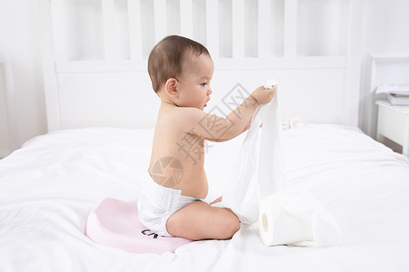 外国婴儿撕卫生纸高清图片