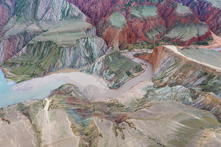 新疆峡谷雅丹航拍风光图片
