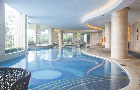 豪华酒店的室内泳池背景图片
