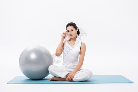 女性瑜伽球休息图片