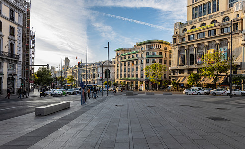 西班牙街道马德里著名商业街格兰大道背景