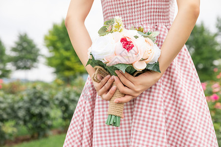 捧花女人文艺美女手持花特写背景