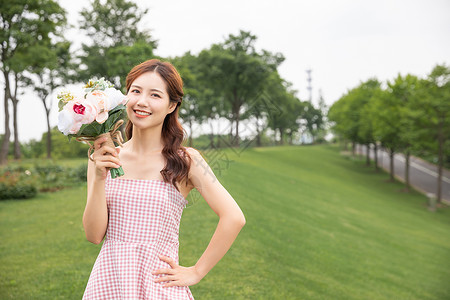 捧花女孩文艺美女手持花束背景