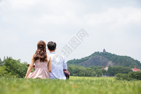 甜蜜弹润唇膏青年男女弹吉他背影背景