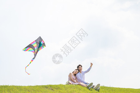 青年情侣户外放风筝图片