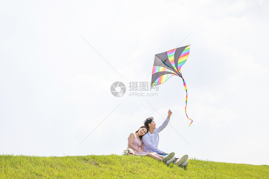 青年情侣户外放风筝图片