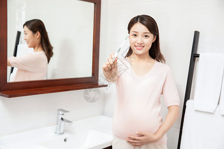 孕妇刷牙图片