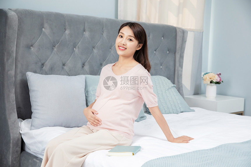 孕妇休闲休息图片