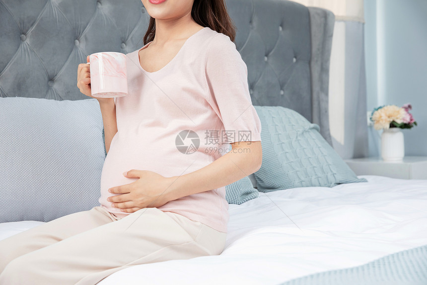 孕妇休息喝水图片