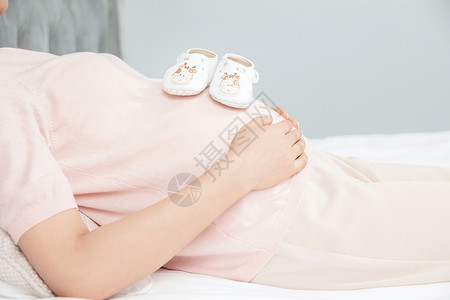 孕妇拿着宝宝鞋孕妇宝宝鞋背景