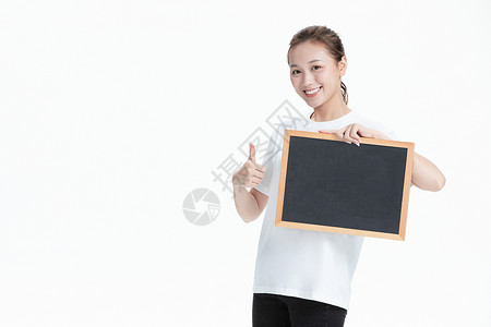 美女手举黑板背景图片