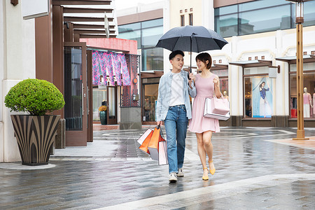 情侣下雨逛街购物高清图片