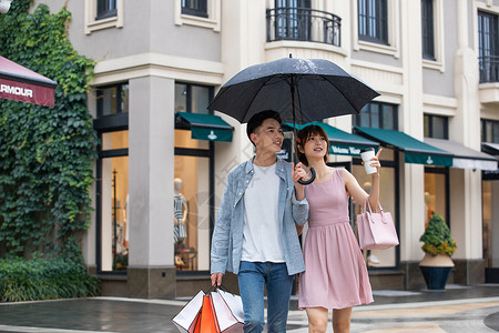 情侣下雨逛街购物背景图片