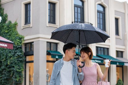 情侣下雨逛街购物高清图片