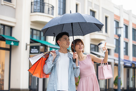 撑伞恋人情侣下雨逛街购物背景