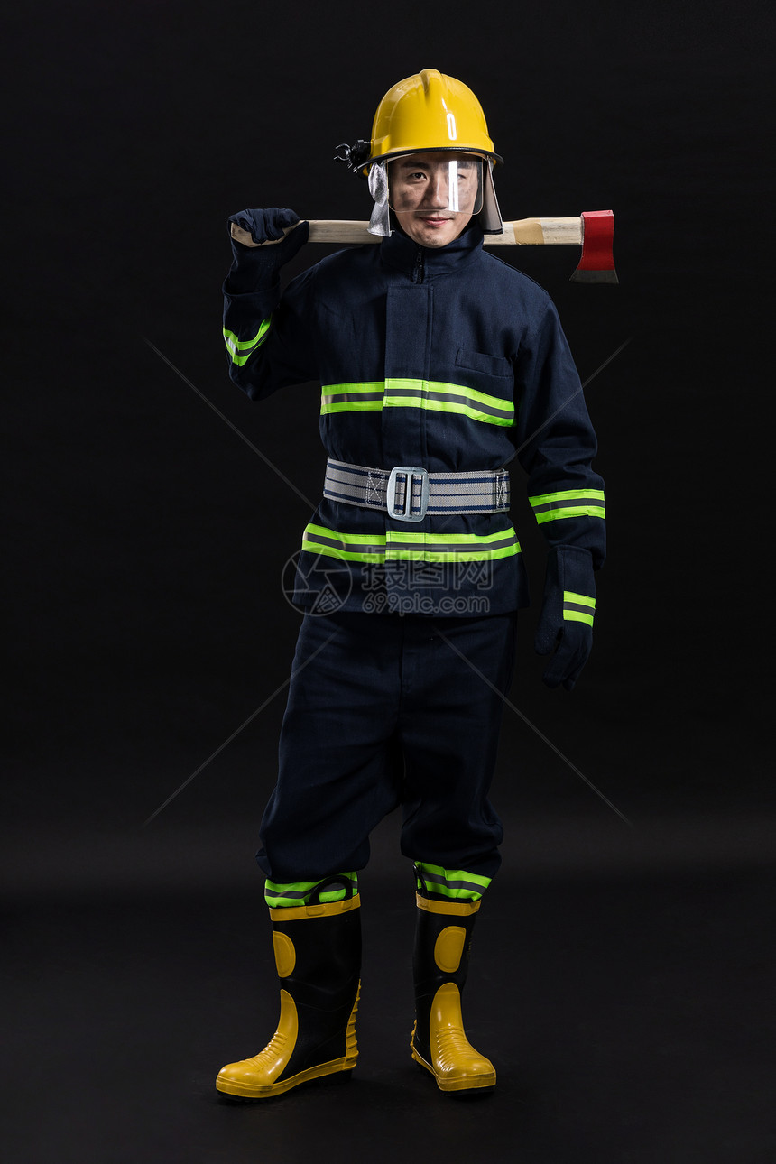 消防员拿斧头图片