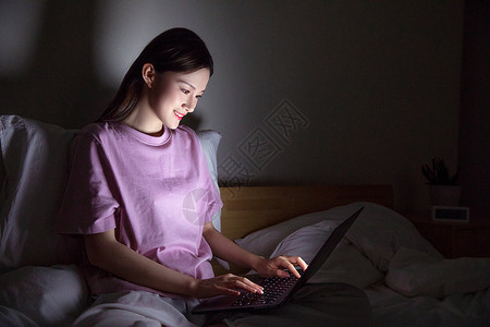熬夜玩电脑女性居家玩笔记本背景