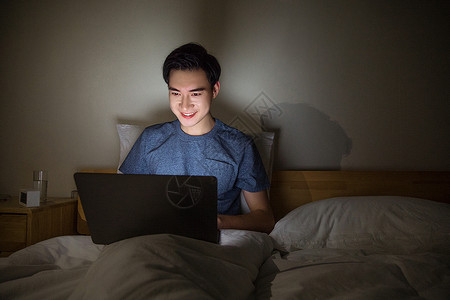 男性通宵玩电脑背景图片